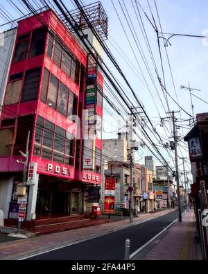 Hachinohe, Japan - 21 2020. Oktober: Nachmittagsansicht eines alten Kombi-Postamtes - Kaufhauses in einer leeren Straße im Norden Japans Stockfoto