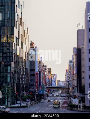 Osaka, Japan - 30 2020. Oktober: Heller Blick am frühen Morgen auf Hochhäuser, die einen großen Boulevard im Zentrum von Osaka säumen Stockfoto