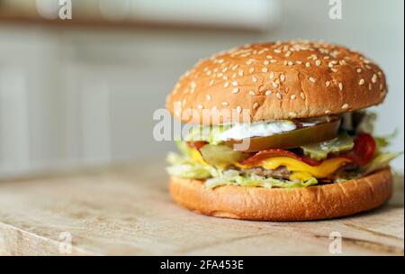 Rustikaler handgemachter Hamburger auf dem Tisch. Stockfoto