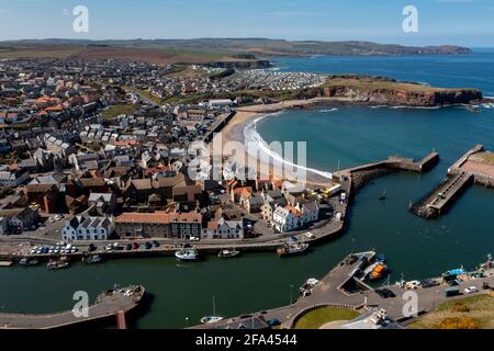 Luftaufnahme des Hafens von Eyemouth und des Stadtzentrums, Berwickshire, Schottland. Stockfoto