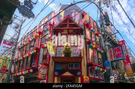 Osaka, Japan - 5 2020. November: Tagesansicht des farbenfrohen Yokozuna Hozenji-Gebäudes im Zentrum von Osaka unter einem teilweise bewölkten Himmel Stockfoto