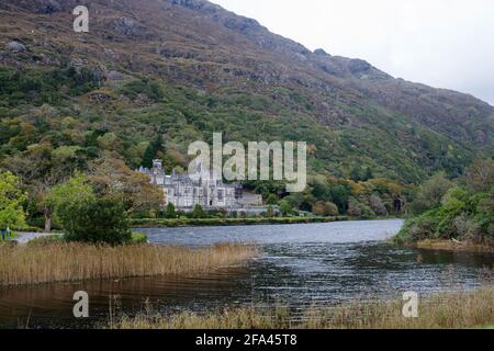 Kylemore Abbey, Heimat der Schwestern des Benediktinerordens in Irland. Duchruach Mountain, am Nordufer des Lough Pollacappul, im Herzen Stockfoto