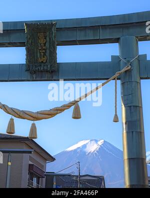 Yamanashi, Japan - 17 2020. November: Morgenansicht des Fuji-Berges an einem Torii-Tor vorbei (Übersetzung des Textes: Mount Fuji) in der Stadt Fujiyoshida unter einem Stockfoto