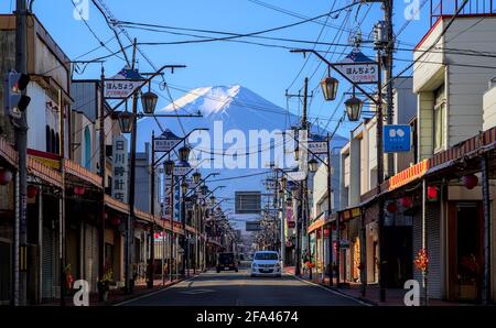 Yamanashi, Japan - 17 2020. November: Morgenansicht des Fuji von einer Straße in der Stadt Fujiyoshida unter einem klaren blauen Himmel Stockfoto