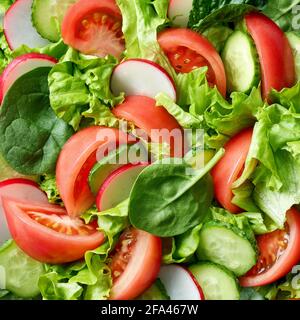Frisches, geschnittenes Gemüse für einen gesunden Salat, Draufsicht im Hintergrund Stockfoto