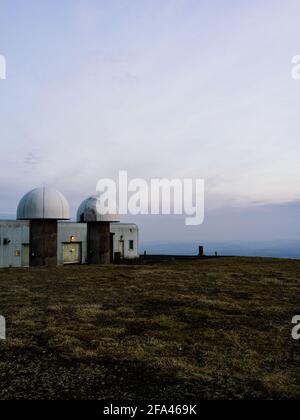 Lowther Hill National Air Traffic Services Radarstation über den Dörfern Wanlockhead und Leadhills in Dumfries und Galloway. Stockfoto