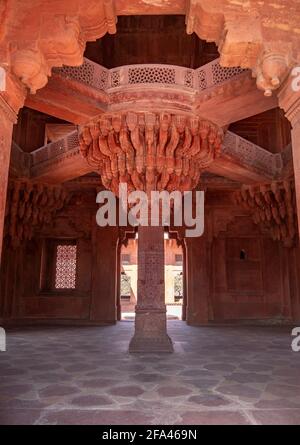 FATEPHUR SIKRI, INDIEN- 27. MÄRZ 2019: Weitaufnahme der berühmten geschnitzten Steinsäule des Diwan-i-Khas Palastes in der Nähe von agra Stockfoto