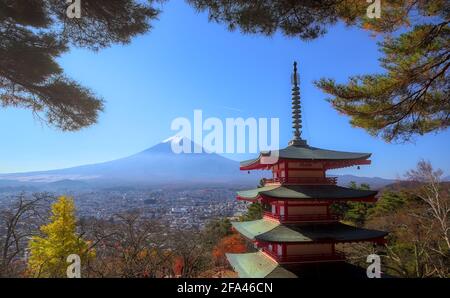 Yamanashi, Japan - 17 2020. November: Tagesansicht der Chureito-Pagode und des Fuji-Berges, eingerahmt von einem herbstlichen Baldachin und unter einem klaren blauen Himmel Stockfoto