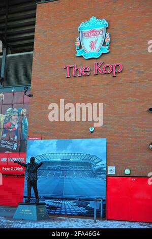 Am Zaun und an den Toren des Liverpool Football Club befestigte Banner von Fans, die protestierten, dass die Vereine einer Europäischen Super League beitreten wollen. Stockfoto