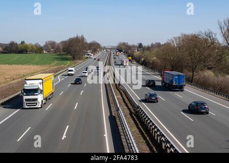Autos auf der Autobahn A2, Kamen, Ruhrgebiet, Nordrhein-Westfalen, Deutschland, Europa Stockfoto