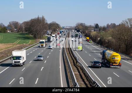 Autos auf der Autobahn A2, Kamen, Ruhrgebiet, Nordrhein-Westfalen, Deutschland, Europa Stockfoto