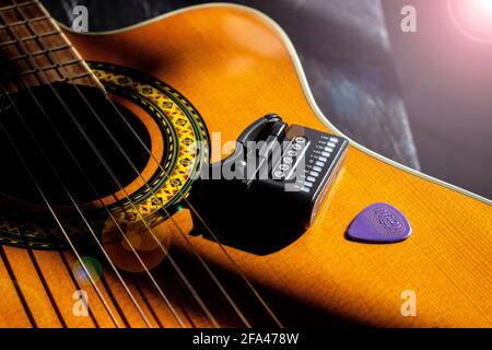 Klassische oder kreolische Gitarre, Pick und Tuner. Stockfoto