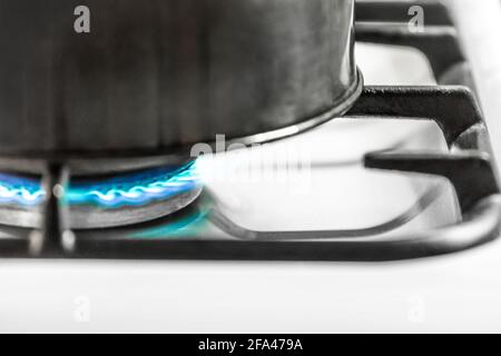 Metallkessel mit Wasser erwärmt sich auf einem Gasherd, Nahaufnahme, weicher Fokus. Stockfoto