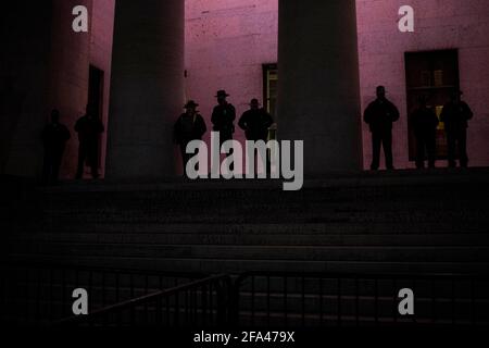 Columbus, Ohio, USA. April 2021. Ohio Highway Troopers bewachen den Eingang zum Ohio State House während der Proteste am 20. April 2021 in Columbus, Ohio. Eine Koalition von Black Lives Matter-Aktivisten organisierte eine schnelle Kundgebung zur Reaktion auf die Tötung des 16-jährigen Ma'Khia Bryant durch einen Polizeibeamten in Columbus. Der Tod des Mädchens forderte sofort einen Tribut an die Überschwänglichkeit, die Derek Chauvin bei der Tötung von George Floyd zuteil wurde. Die Polizei reagierte auf einen Bericht über einen Messervorfall im Südosten von Columbus. Quelle: Eli Hiller/ZUMA Wire/ZUMAPRESS.com/Alamy Live News Stockfoto