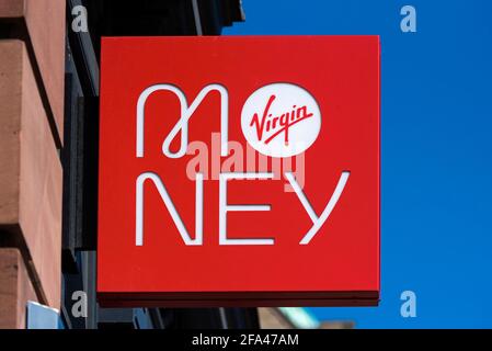 Virgin Money Schild auf der George Street, Edinburgh, Schottland, Großbritannien. Stockfoto