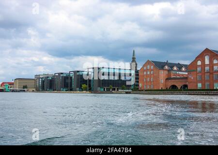 Blick auf Wohngebäude, einst ein Hafen, entlang des Hauptkanals in Kopenhagen, Dänemark Stockfoto