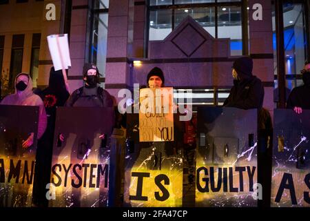 Columbus, Ohio, USA. April 2021. Demonstranten versammeln sich am 20. April 2021 in Columbus, Ohio, vor dem Polizeidezernat von Columbus, um zu protestieren. Eine Koalition von Black Lives Matter-Aktivisten organisierte eine schnelle Kundgebung zur Reaktion auf die Tötung des 16-jährigen Ma'Khia Bryant durch einen Polizeibeamten in Columbus. Der Tod des Mädchens forderte sofort einen Tribut an die Überschwänglichkeit, die Derek Chauvin bei der Tötung von George Floyd zuteil wurde. Die Polizei reagierte auf einen Bericht über einen Messervorfall im Südosten von Columbus. Quelle: Eli Hiller/ZUMA Wire/ZUMAPRESS.com/Alamy Live News Stockfoto