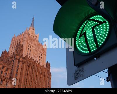 Moskau, Russland. April 2021. Das Gebäude des Außenministeriums der Russischen Föderation wird von der untergehenden Sonne beleuchtet. Kredit: SOPA Images Limited/Alamy Live Nachrichten Stockfoto