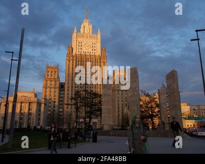 Moskau, Russland. April 2021. Das Gebäude des Außenministeriums der Russischen Föderation wird von der untergehenden Sonne beleuchtet. Kredit: SOPA Images Limited/Alamy Live Nachrichten Stockfoto