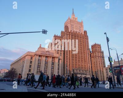 Moskau, Russland. April 2021. Das Gebäude des Außenministeriums der Russischen Föderation wird von der untergehenden Sonne beleuchtet. Kredit: SOPA Images Limited/Alamy Live Nachrichten Stockfoto