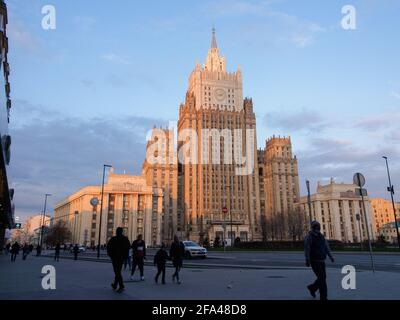 Moskau, Russland. April 2021. Das Gebäude des Außenministeriums der Russischen Föderation wird von der untergehenden Sonne beleuchtet. (Foto: Alexander Sayganov/SOPA Images/Sipa USA) Quelle: SIPA USA/Alamy Live News Stockfoto