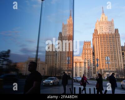 Moskau, Russland. April 2021. Das Gebäude des Außenministeriums der Russischen Föderation wird von der untergehenden Sonne beleuchtet. (Foto: Alexander Sayganov/SOPA Images/Sipa USA) Quelle: SIPA USA/Alamy Live News Stockfoto