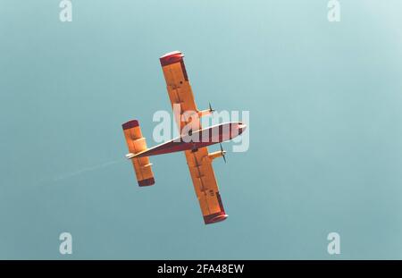 Low-Angle-Aufnahme einer Canadair CL-415 Super Scooper Stockfoto