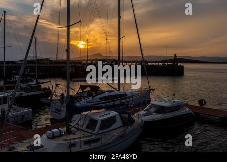 Bantry, West Cork, Irland. April 2021. Die Sonne geht heute Abend über der Bantry Marina nach einem Tag Sonnenschein in West Cork unter. Quelle: AG News/Alamy Live News Stockfoto