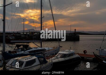 Bantry, West Cork, Irland. April 2021. Die Sonne geht heute Abend über der Bantry Marina nach einem Tag Sonnenschein in West Cork unter. Quelle: AG News/Alamy Live News Stockfoto