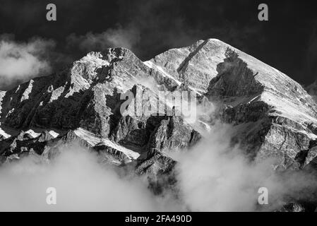 Ein Schwarz-Weiß-Foto des Pyramid Mountain im Jasper National Park am Morgen nach einem nächtlichen Stauben von Schnee. Stockfoto