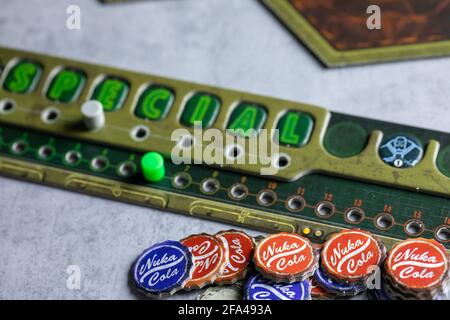 Roseville, MN, USA, 02.04.2021 - Fallout Board Game Komponenten auf dem Tisch Stockfoto