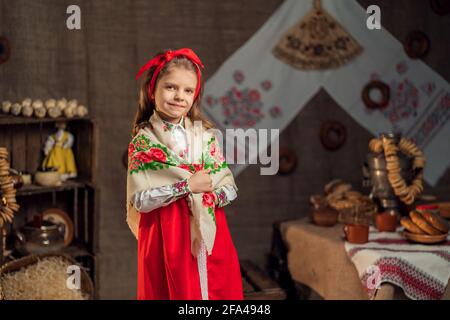 Hübsches Mädchen in bunten Schal im traditionellen Haus Stockfoto