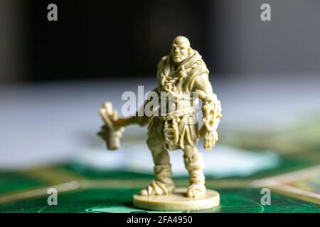 Roseville, MN, USA, 02.04.2021 - Fallout Board Game Plastic Figure on Map Tile Stockfoto