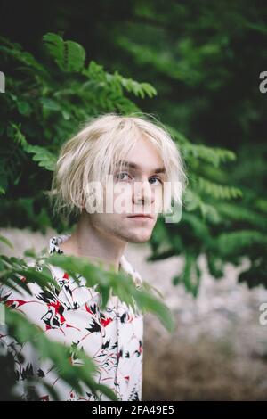 Porträt von Teenagerjunge mit bleichen blonden Haaren und Blau Augen Stockfoto