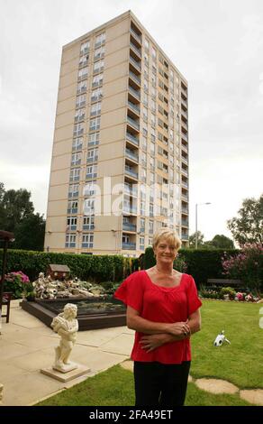 Newton Heath in Manchester bereitet sich auf die Beurteilung im Britain in Bloom Competition vor. Hilda Heydon in den Gärten des Turmblock, in dem sie wohnt. Bewohner haben sich in der Pflege der Gärten pic David Sandison zusammen Stockfoto