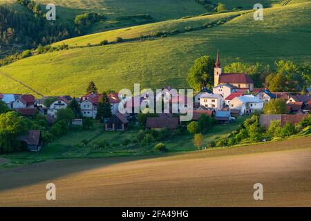 Turcianske Jaseno und die ländliche Landschaft des Turiec-Beckens, Slowakei. Stockfoto