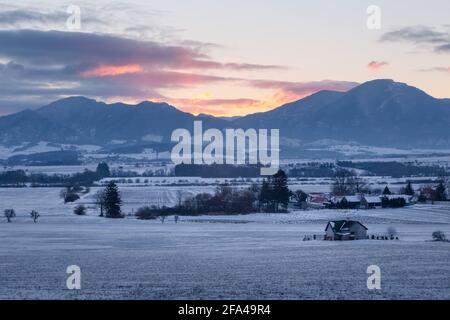 Blick auf Leziachov Dorf und Velka Fatra Berge, Slowakei. Stockfoto