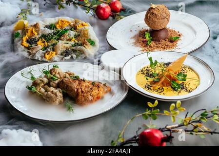 Gegrilltes Steak mit Gemüse, Sauce, Kräutern. Stockfoto