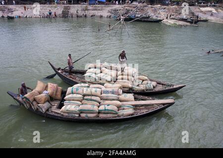 Boote am Fluss Buriganga, Dhaka, Bangladesch Stockfoto