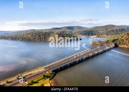 Motor- und Eisenbahnbrücken über den Hawkesbury River bei Mooney Mooney - Greater Sydney in Australien, Luftaufnahme. Stockfoto