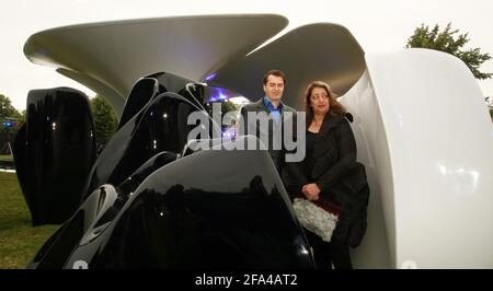 Lilas ... eine Installation von Zaha Hadid und Patrik Schumacher für die Serpentine Gallery. Die temporäre Installation anlässlich der Spendenaktion der Galeries, das Sommerfest, ist vom 12. Bis 21. Juli für die Öffentlichkeit zugänglich. Bild David Sandison Stockfoto