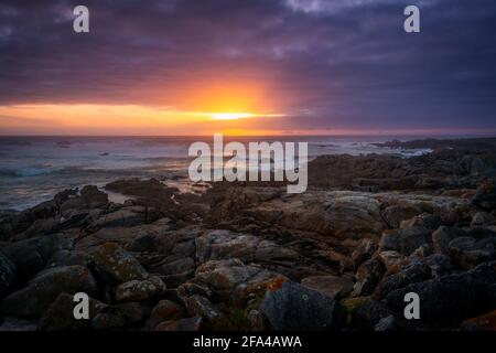 Sonnenuntergang an einem wilden felsigen Strand am atlantik in Galicien, Spanien Stockfoto