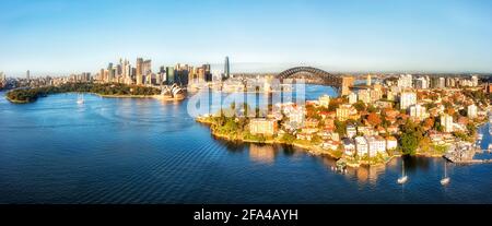 Die wichtigsten Wahrzeichen der Stadt Sydney am Hafenufer rund um die Brücke - Luftpanorama. Stockfoto