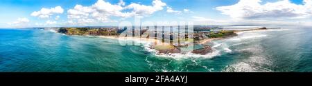 Breites Luftpanorama der australischen Küste von Newcastle vom Pazifischen Ozean um den Newcastle Beach von Nobbys Head. Stockfoto