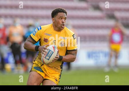 Jordan Turner (25) von Castleford Tigers mit dem Ball Stockfoto