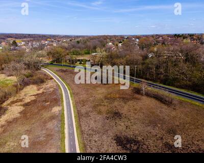 Luftaufnahme des Radweges durch den Dunns Marsh Park, Fitchburg, Wisconsin, USA an einem frühen Frühlingstag. Stockfoto