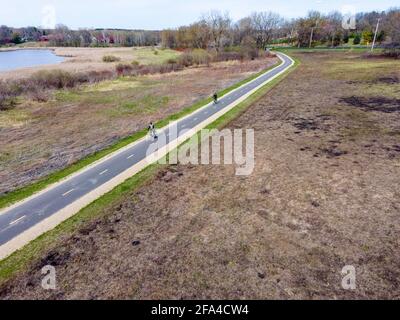 Luftaufnahme des Radweges durch den Dunns Marsh Park, Fitchburg, Wisconsin, USA an einem frühen Frühlingstag. Stockfoto