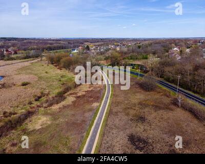 Luftaufnahme des Radweges durch den Dunns Marsh Park, Fitchburg, Wisconsin, USA an einem frühen Frühlingstag. Stockfoto