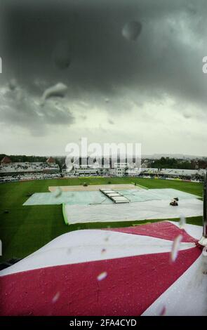 Rain stoppt das Spiel während des zweiten Testspieles von England gegen Simbabwe an der Trent Bridge Stockfoto
