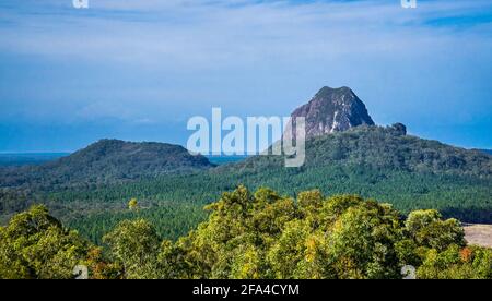 Blick auf den 364 m hohen Mount Tibrogargan, einem der Glasshouse Mountains, der sich bildete, als geschmolzene Lava in den Kernen von Vulkanen zu hartem Fels abkühlte 26-27 Stockfoto